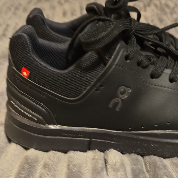 On Running The Roger Womens Black Leather Sneakers - Picture 6 of 10